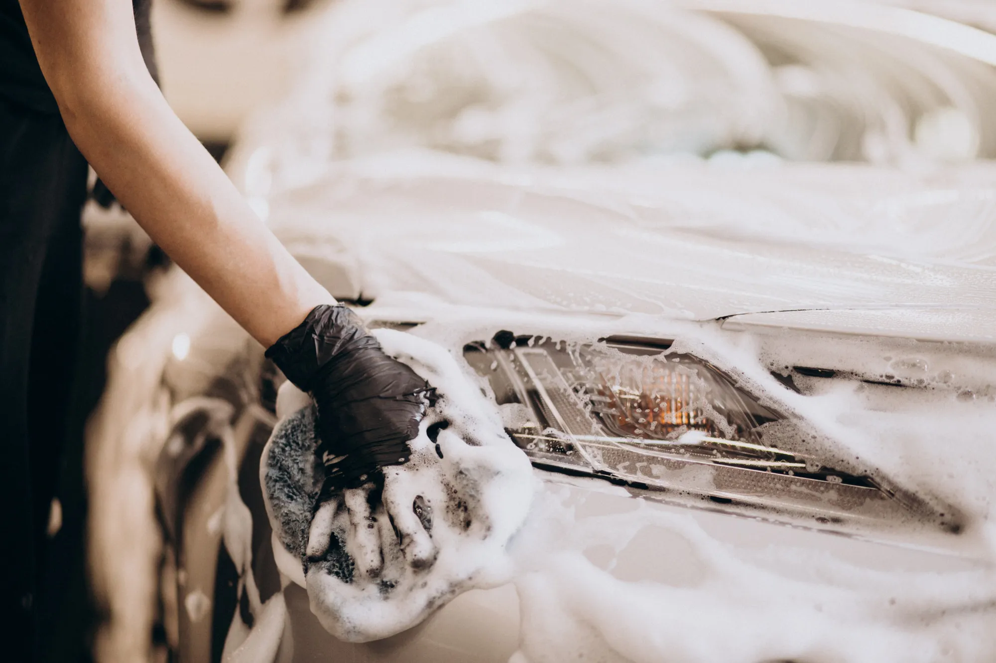 Lavage minutieux de voiture blanche par CG, nettoyage professionnel auto en Occitanie